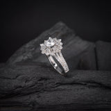 Anillo de compromiso con moissanita de .50ct corte brillante con certificado GRA y moissanitas laterales elaborado en oro blanco de 14k