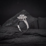 Anillo de compromiso con moissanita de .50ct corte brillante con certificado GRA y moissanitas laterales elaborado en oro blanco de 14k