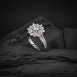 Anillo de compromiso con moissanita de .50ct corte brillante con certificado GRA y moissanitas laterales elaborado en oro blanco de 14k