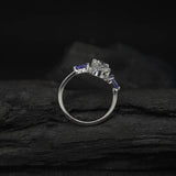 Anillo de compromiso con diamante de laboratorio de 1.0ct corte oval con certificado IGI y 2 tanzanitas naturales laterales elaborado en oro blanco de 14k