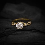 Anillo de compromiso con moissanita de 1.5ct corte brillante con certificado GRA y cristales laterales elaborado en oro amarillo de 14k