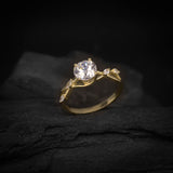 Anillo de compromiso con moissanita de 1.5ct corte brillante con certificado GRA y cristales laterales elaborado en oro amarillo de 14k