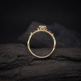 Anillo de compromiso con diamante natural de .70ct corte marquise con certificación GIA y 2 zafiros morados naturales laterales elaborado en oro amarillo de 14k