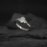 Anillo de compromiso con diamante natural de .50ct corte oval con certificación GIA y 6 diamantes naturales laterales elaborado en oro blanco de 14k