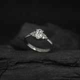 Anillo de compromiso con diamante natural de .50ct corte oval con certificación GIA y 6 diamantes naturales laterales elaborado en oro blanco de 14k