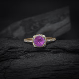 Anillo de compromiso con zafiro rosa natural de 1.0ct corte brillante y 32 diamantes naturales elaborado en oro amarillo de 14k