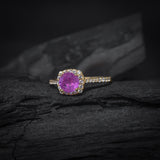 Anillo de compromiso con zafiro rosa natural de 1.0ct corte brillante y 32 diamantes naturales elaborado en oro amarillo de 14k