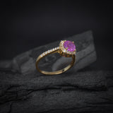 Anillo de compromiso con zafiro rosa natural de 1.0ct corte brillante y 32 diamantes naturales elaborado en oro amarillo de 14k
