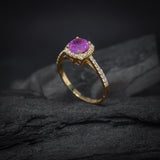 Anillo de compromiso con zafiro rosa natural de 1.0ct corte brillante y 32 diamantes naturales elaborado en oro amarillo de 14k