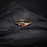 Anillo de compromiso con rubí natural de .20ct corte brillante y 2 diamantes naturales naturales elaborado en oro amarillo de 14k