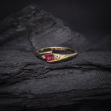 Anillo de compromiso con rubí natural de .20ct corte brillante y 2 diamantes naturales naturales elaborado en oro amarillo de 14k