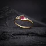 Anillo de compromiso con rubí natural de .20ct corte brillante y 2 diamantes naturales naturales elaborado en oro amarillo de 14k