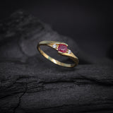 Anillo de compromiso con rubí natural de .20ct corte brillante y 2 diamantes naturales naturales elaborado en oro amarillo de 14k