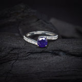 Anillo de compromiso con zafiro natural de 1.0ct corte brillante y cristales laterales elaborado en plata .925