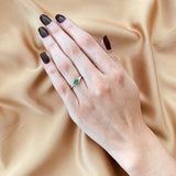 Anillo de compromiso con esmeralda natural de .20ct corte brillante y 2 cristales laterales elaborado en plata .930