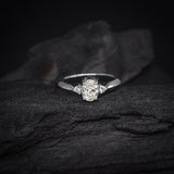 Anillo de compromiso con diamante natural central de .60ct corte oval con certificación GIA y 2 diamantes naturales laterales elaborado en oro blanco de 14k