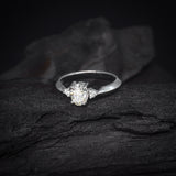 Anillo de compromiso con diamante natural central de .60ct corte oval con certificación GIA y 2 diamantes naturales laterales elaborado en oro blanco de 14k