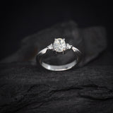 Anillo de compromiso con diamante natural central de .60ct corte oval con certificación GIA y 2 diamantes naturales laterales elaborado en oro blanco de 14k