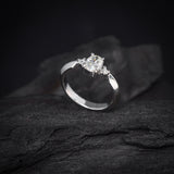 Anillo de compromiso con diamante natural central de .60ct corte oval con certificación GIA y 2 diamantes naturales laterales elaborado en oro blanco de 14k