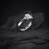 Anillo de compromiso con diamante natural central de .60ct corte oval con certificación GIA y 2 diamantes naturales laterales elaborado en oro blanco de 14k