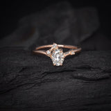 Anillo de compromiso con diamante natural central de 1.0ct corte oval con certificación GIA y 3 diamantes naturales laterales elaborado en oro rosa de 14k