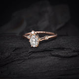 Anillo de compromiso con diamante natural central de 1.0ct corte oval con certificación GIA y 3 diamantes naturales laterales elaborado en oro rosa de 14k