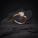 Anillo de compromiso con diamante natural central de 1.0ct corte oval con certificación GIA y 3 diamantes naturales laterales elaborado en oro rosa de 14k