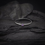 Anillo elaborado en oro blanco de 14k con amatista natural
