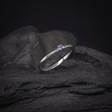 Anillo elaborado en oro blanco de 14k con amatista natural