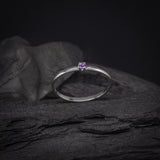 Anillo elaborado en oro blanco de 14k con amatista natural