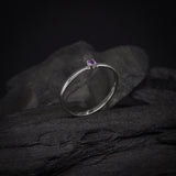 Anillo elaborado en oro blanco de 14k con amatista natural
