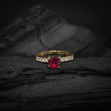 Anillo de compromiso con rubi natural de 1.0ct corte brillante y 20 diamantes naturales laterales elaborado en oro amarillo de 14k