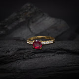 Anillo de compromiso con rubi natural de 1.0ct corte brillante y 20 diamantes naturales laterales elaborado en oro amarillo de 14k