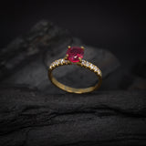Anillo de compromiso con rubi natural de 1.0ct corte brillante y 20 diamantes naturales laterales elaborado en oro amarillo de 14k