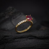 Anillo de compromiso con rubi natural de 1.0ct corte brillante y 20 diamantes naturales laterales elaborado en oro amarillo de 14k