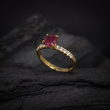 Anillo de compromiso con rubi natural de 1.0ct corte brillante y 20 diamantes naturales laterales elaborado en oro amarillo de 14k