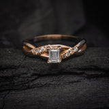 Anillo de compromiso con diamante natural central de .30ct corte esmeralda con certificación GIA y 8 diamantes naturales laterales elaborado en oro rosa de 14k