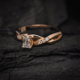 Anillo de compromiso con diamante natural central de .30ct corte esmeralda con certificación GIA y 8 diamantes naturales laterales elaborado en oro rosa de 14k