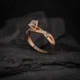 Anillo de compromiso con diamante natural central de .30ct corte esmeralda con certificación GIA y 8 diamantes naturales laterales elaborado en oro rosa de 14k