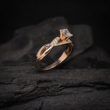 Anillo de compromiso con diamante natural central de .30ct corte esmeralda con certificación GIA y 8 diamantes naturales laterales elaborado en oro rosa de 14k