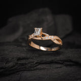 Anillo de compromiso con diamante natural central de .30ct corte esmeralda con certificación GIA y 8 diamantes naturales laterales elaborado en oro rosa de 14k