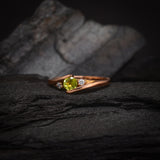 Anillo de compromiso con peridoto natural de .20ct corte brillante y 2 cristales elaborado en oro rosa de 10k