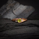 Anillo de compromiso con peridoto natural de .20ct corte brillante y 2 cristales elaborado en oro rosa de 10k