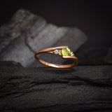 Anillo de compromiso con peridoto natural de .20ct corte brillante y 2 cristales elaborado en oro rosa de 10k