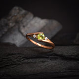 Anillo de compromiso con peridoto natural de .20ct corte brillante y 2 cristales elaborado en oro rosa de 10k