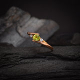 Anillo de compromiso con peridoto natural de .20ct corte brillante y 2 cristales elaborado en oro rosa de 10k