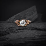 Anillo de compromiso con diamante natural de 1.0ct corte brillante con certificación GIA y 2 diamantes naturales laterales elaborado en oro blanco y rosa de 14k