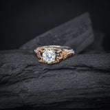 Anillo de compromiso con diamante natural de 1.0ct corte brillante con certificación GIA y 2 diamantes naturales laterales elaborado en oro blanco y rosa de 14k