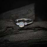 Anillo de compromiso con ópalo natural y 2 diamantes naturales laterales elaborado en oro blanco de 14k