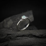 Anillo de compromiso con ópalo natural y 2 diamantes naturales laterales elaborado en oro blanco de 14k